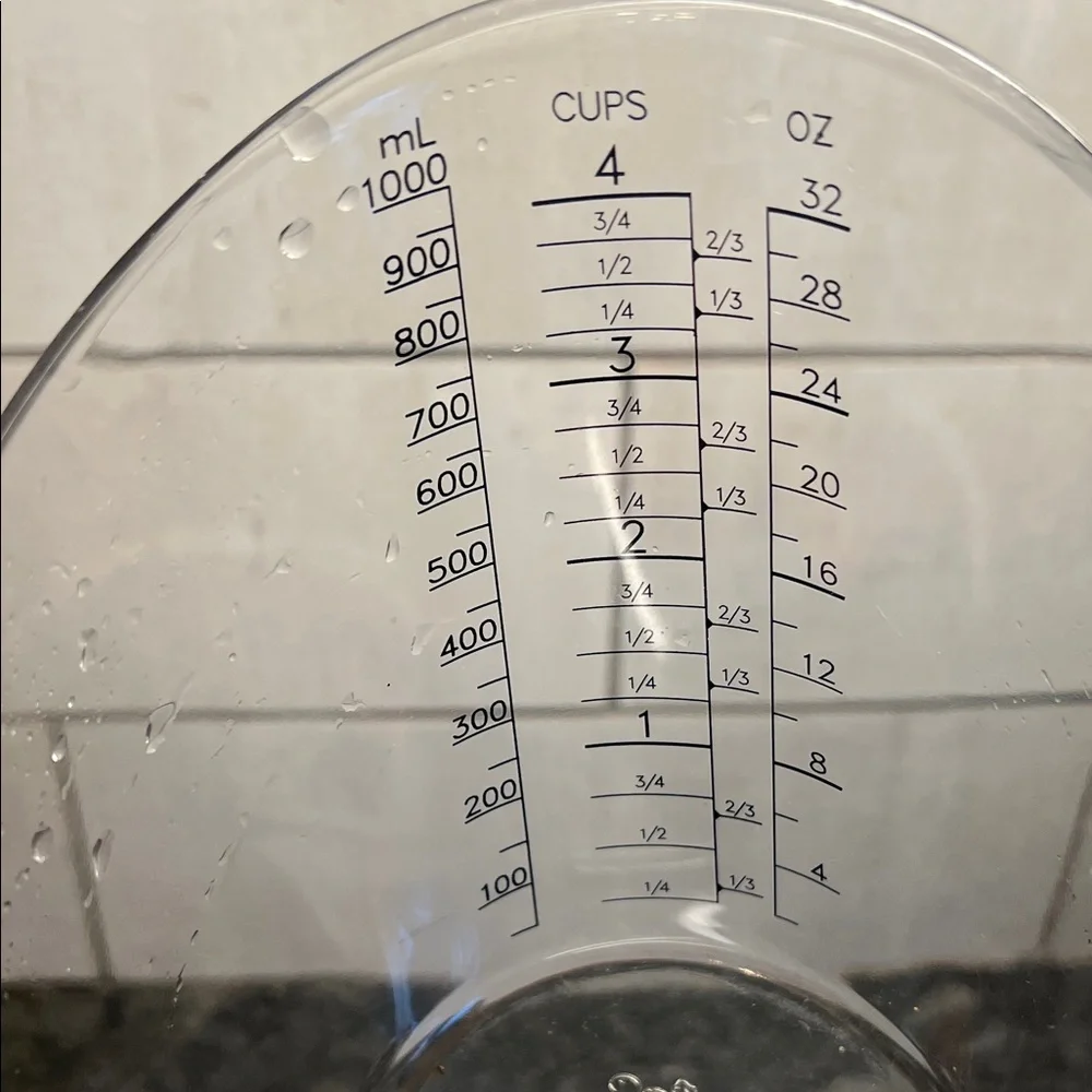4 cup Pampered Chef Clear Measuring Cup with Black Markings. Looks new